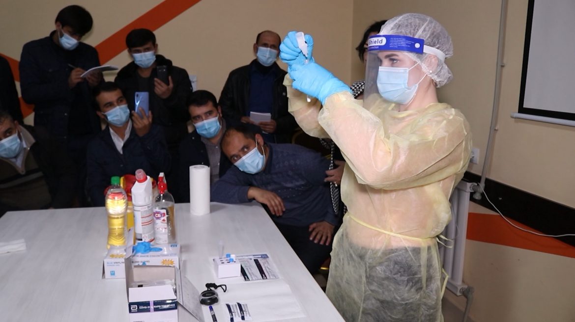 Озмоишгарони муассиса қоидаҳои намунагирии маводҳои клиникӣ барои ташхиси COVID-19-ро ба табиб-озмоишгарони муассисаҳои табобатию профилактикии шаҳру навоҳии мамлакат омӯзониданд