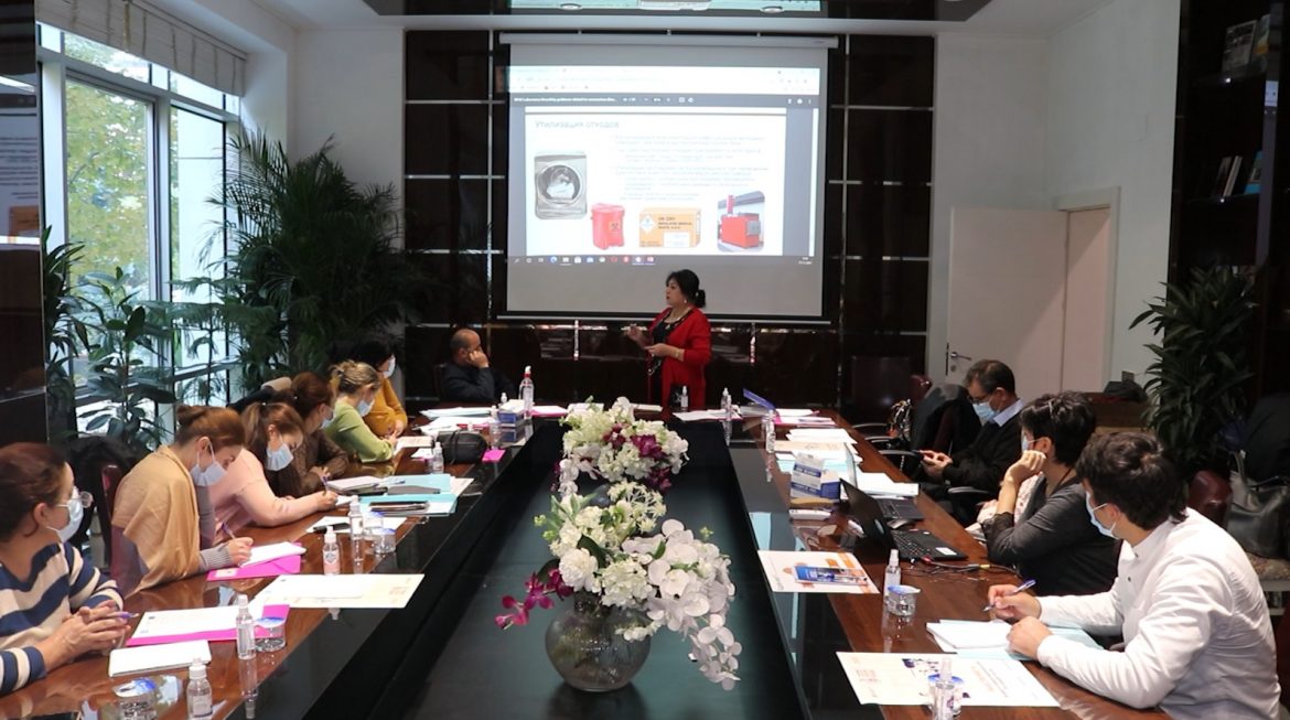 Иштироки фаъолонаи мутахассисони озмоишгоҳ дар даврҳои омӯзишӣ вобаста ба масъалаҳои сирояти COVID-19